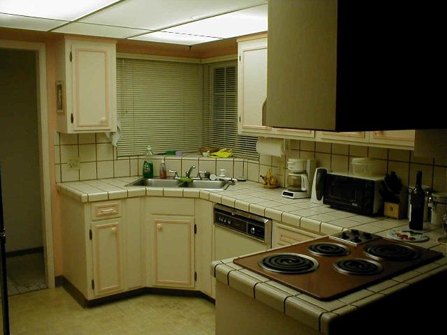 old_kitchen_03.jpg (41300 bytes)