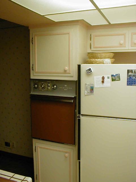 old_kitchen_07.jpg (29326 bytes)