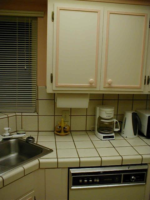 old_kitchen_10.jpg (39126 bytes)